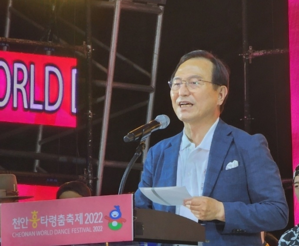 폐막식에서 내년 개최를 기약하는 박상돈 천안시장/박동혁 기자