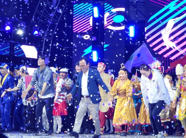 시상식 이후 댄스를 선보이는 박상돈 시장과 경연대회 참가자들/박동혁 기자