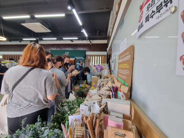 24일 태안 로컬푸드 직매장에서 열린 친환경 벼룩시장 모습.