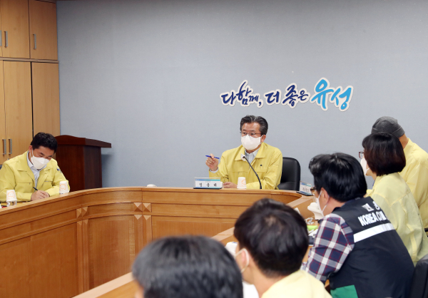 26일 구청 재난상황실에서 재난안전대책회의가 열린 가운데, 정용래 유성구청장(가운데)가 회의 주재 모습