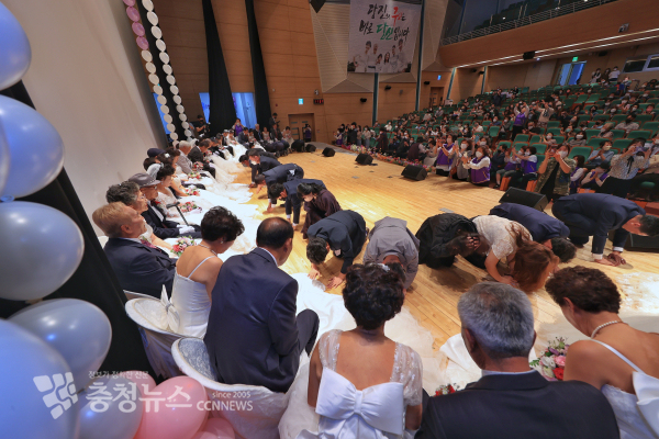 충남 당진시는 27일 당진시청 당진홀에서 혼인 50주년을 맞이한 노부부 17팀을 초청해 행복 금혼식을 개최했다.<br>
