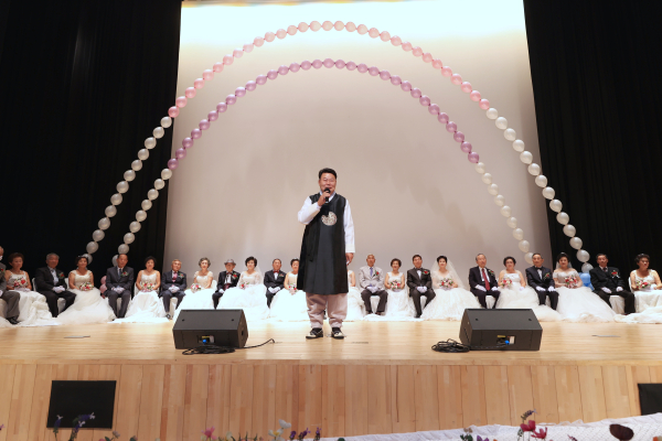 27일 당진시청 당진홀에서 혼인 50주년을 맞이한 노부부 17팀 행복의 금혼식 모습