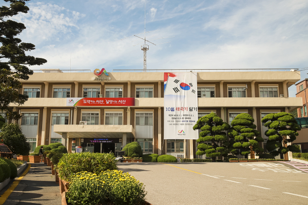 서산시청에 태극기 달기 운동 현수막이 걸려있다,