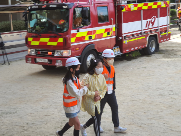 세종시 양지초등학교 학생들이 재난안전훈련을 받고 있다.