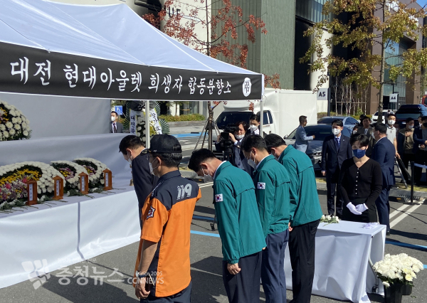 현대프리미엄아울렛에 설치된 합동분향소 찾은 윤석열 대통령