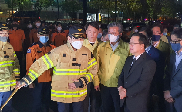 이장우 대전시장과 이상래 대전시의회 의장이 27일 밤 귀국 후 대전 현대아웃렛 화재 현장을 찾아 소방 당국 관계자로부터 사고 경위를 듣고 있다.