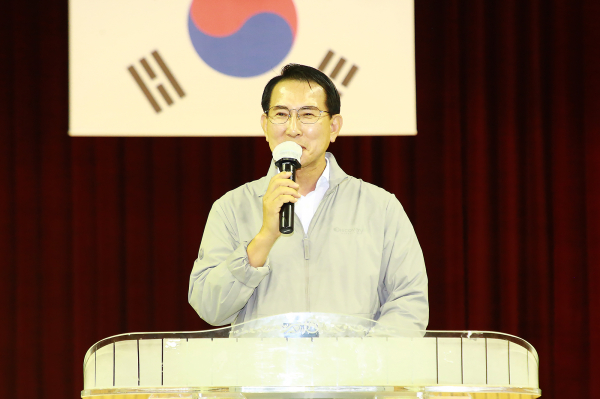 지난 27일 서산시민체육관에서 열린 2022 충청남도체육대회 출정식에서 이완섭 서산시장이 선수단을 응원하고 있다