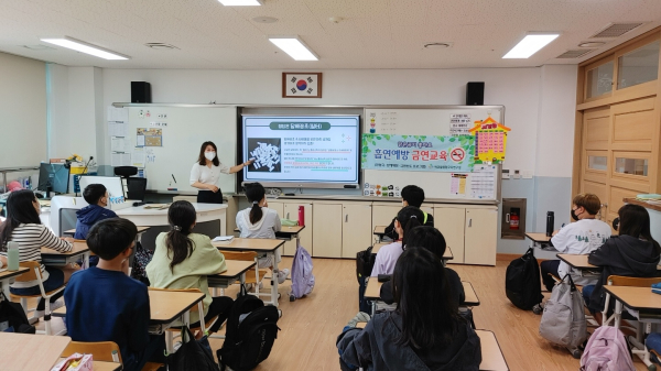 반곡초등학교 6학년 교실에서 흡연 예방 교육이 진행 모습
