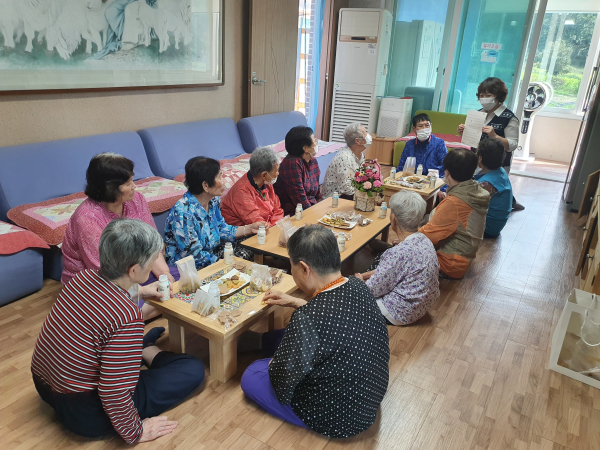 유성구 송정동 사랑의집에 쿠키 전달 모습