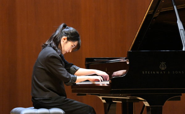문화예술학부 피아노전공 이기쁨 씨가 베토벤의 소나타를 연주하고 있다.
