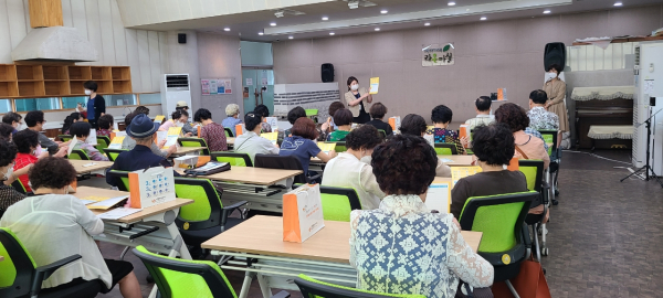 유성문화원에서 노인 일자리 어르신들이 치매 예방교육을 받고 있다