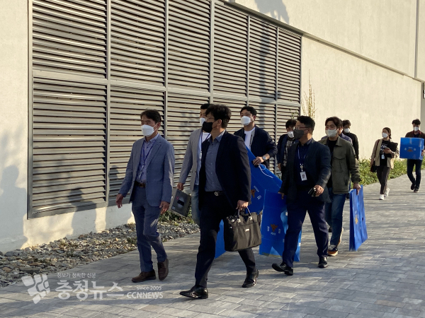 경찰이 대전 현대아울렛 화재 사건과 관련 압수수색을 집행하기 위해 사무실로 들어가고 있다.