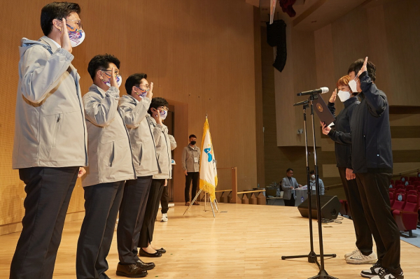 한재성 선수(남자일반부 육상)와 김경자 선수(여자일반부 배구)가 아산시선수단을 대표해 선서를 하고 있다