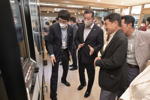 공주알밤센터 개소 후 내부를 둘러보는 최원철 시장