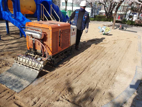 지난해 추진한 어린이놀이터 모래소독 작업 모습