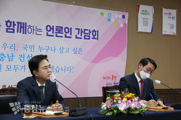 김태흠 충남지사가 30일 홍성군을 찾아 각종 현안에 대해 이야기를 나눴다./사진 김정식 기자