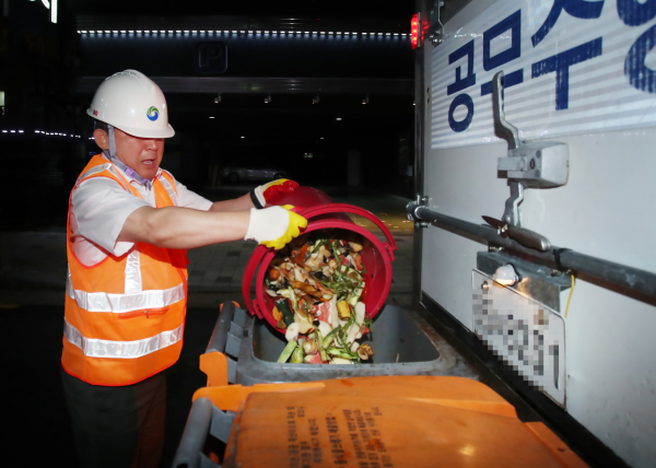 서철모 서구청장, 야간 생활폐기물 수거 현장 체험 모습