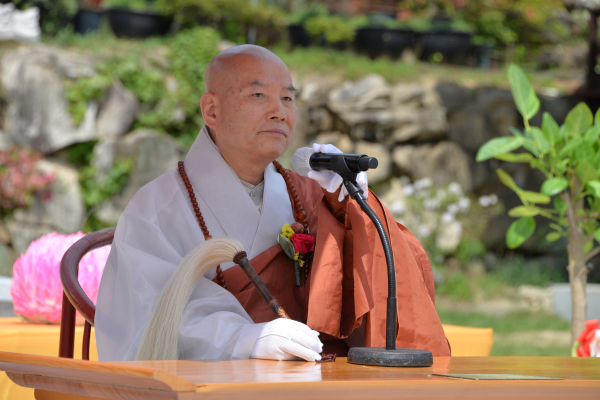 법문하는 주지 광원 환성스님