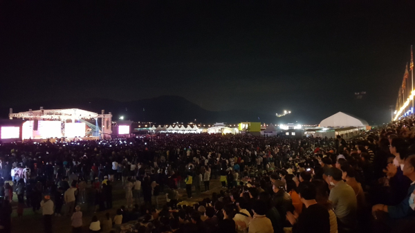 백제문화제 주 무대 행사장을 가득 채운 방문객들