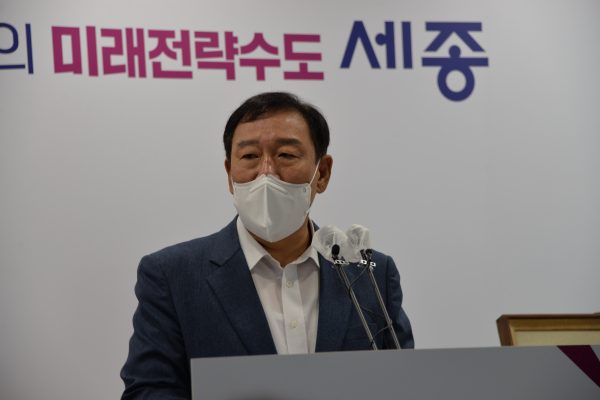 브리핑 하는 최민호 세종시장