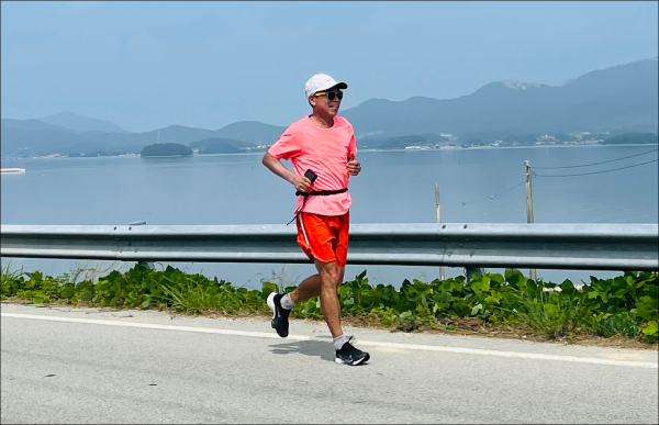 조웅래 회장은 달린 거리 1㎞당 1만 원의 기부금을 적립하는 프로젝트인 ‘대한민국 한바퀴 5200km’ 국내 최초 완주에 도전 중이다.