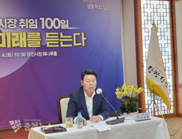 오성환 당진시장은 4일 취임 100일 기자회견을 가지고 기자들과 당진 미래에 대해 대화를 나눴다./사진 김정식 기자