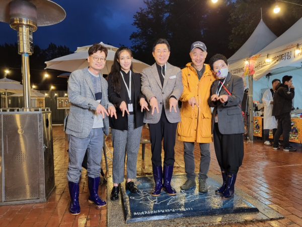 인재진 총감독(오른쪽 두 번째)과 기념사진을 촬영하는 박경귀 시장(가운데)와 이기애 부의장(오른쪽 첫 번째)