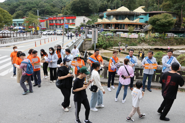 계룡시의원들이 동학사를 찾아 군문화엑스포 홍보에 나선 모습