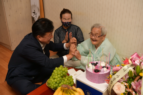 최재구 예산군수 100세 어르신 지팡이 전달 모습