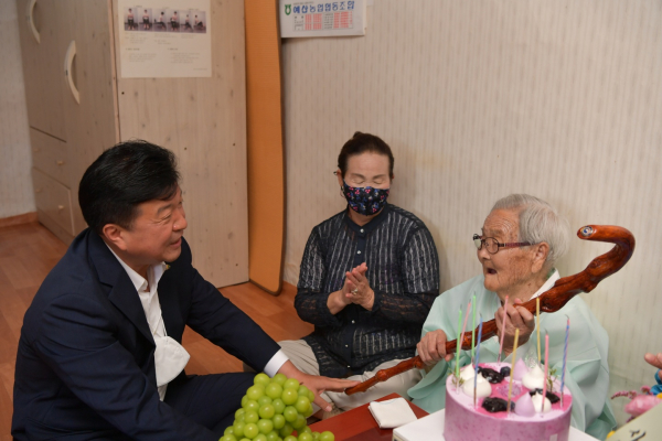최재구 예산군수 100세 어르신 지팡이 전달 모습