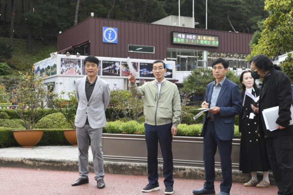 5일 뿌리공원 일원에서 대전효문화뿌리축제에 대비해 현장점검에 나선 김광신 중구청장