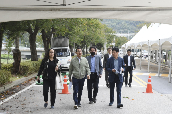 5일 뿌리공원 일원에서 대전효문화뿌리축제에 대비해 현장점검에 나선 김광신 중구청장