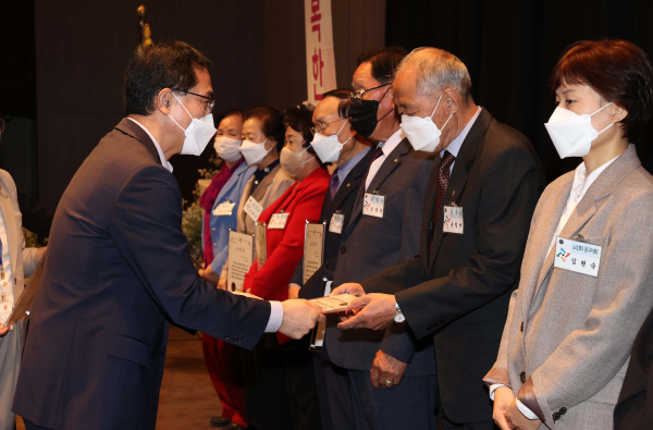 박희조 동구청장이 모범노인 및 노인복지 기여자에게 표창을 수여하고 있다