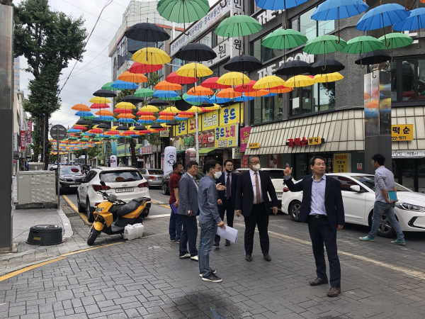 대전시 문화관광국 직원들이 4일 대전 0시 뮤직페스티벌 현장을 찾아 안전 점검을 벌이고 있다.