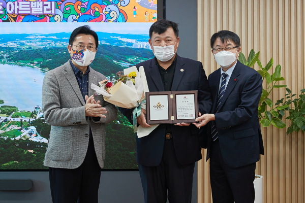 (왼쪽부터) 박경귀 시장, 홍성학 아너 소사이어티, 정회영 사무처장이 전달식 후 기념 촬영 모습