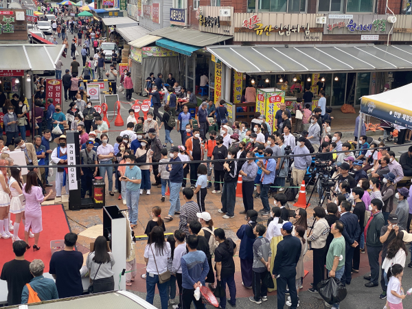 지난 2일 [거리의 라디오쇼]에서 마련한 걸그룹 아이씨유의 초대공연을 보기 위해 몰려든 관람객들
