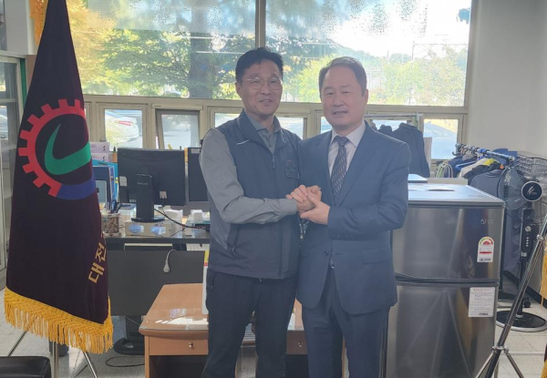 연규양(사진 오른쪽) 대전교통공사 신임 사장이 5일 김남욱(사진 왼쪽)  대전교통공사 노동조합위원장을 만나 인사를 나누고 있다