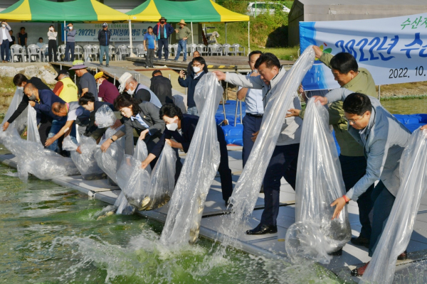 토종어류 방류행사에 참석한 최재구 예산군수(오른쪽 세번째)