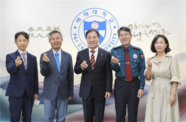 학술대회 전 김선재 총장을 찾아 기념사진을 촬영했다(왼쪽부터 손의성 학장, 최응렬 위원, 김선재 총장, 윤소식 청장, 유진숙 학과장)