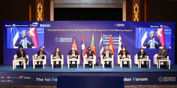 지난 5일 서울 중구에 소재한 롯데호텔서울에서 ‘제1차 한-메콩 국제 물포럼’에서 한화진 환경부 장관(사진 가운데)에 이어 박재현 한국수자원공사 사장(사진 오른쪽에서 네 번째)이 발언하고 있다.