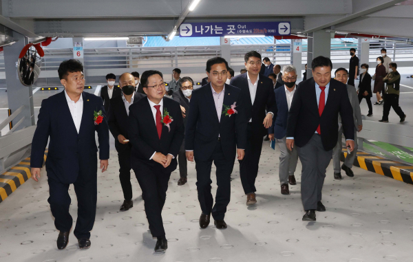 박희조 동구청장(사진 왼쪽 세 번째)이 주차타워 시설을 둘러보고 있다.