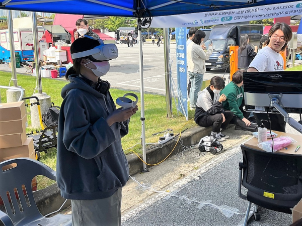 체험자가 가상 현실 기술을 활용한 콘텐츠를 체험하고 있다