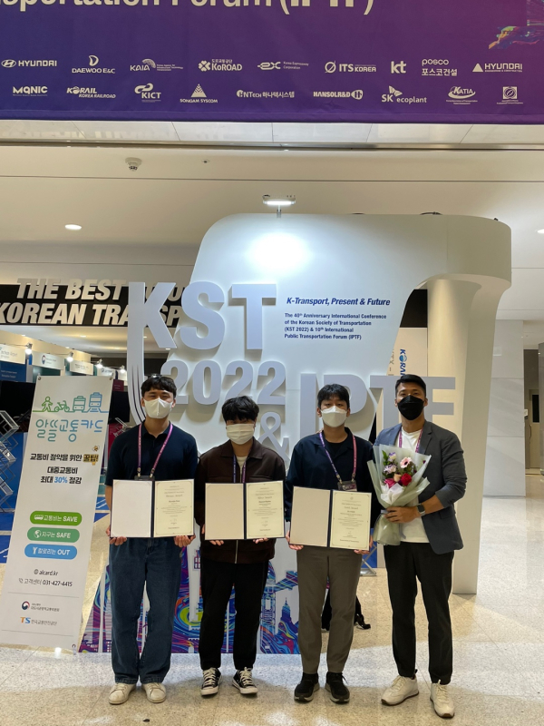 시상사진왼쪽부터연혁주,양정현,엄태범,박민주교수