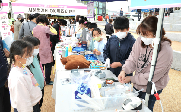 지난 6일 태안읍 중앙로 광장에서 열린 박람회 모습.