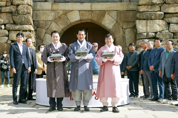 7일 열린 제19회 서산해미읍성축제에서 해미읍성을 쌓는 개막식 퍼포먼스가 진행됐다