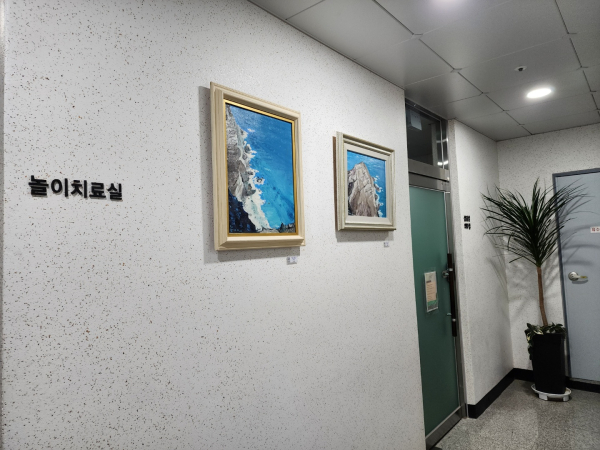 대전자혜원 건물 내 전시된 故 윤경희 화가의 그림