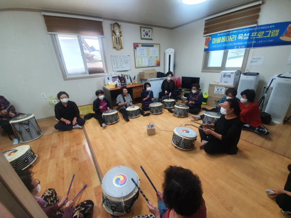 마을동아리 육성 프로그램에 참여중인 마을 주민들