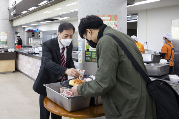 김선재 배재대 총장이 학생들에게 음료를 나눠주며 인사를 하고 있다