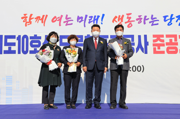 시도 10호선 감사패 왼쪽부터 김재숙 정명숙 오성환 김영일