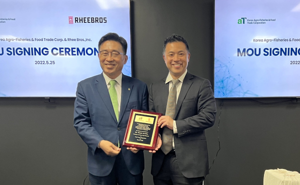 한국농수산식품유통공사-리브라더스 업무협약식(5.25)  * 한국농수산식품유통공사 김춘진 사장(좌측), 리브라더스 이라빈 대표(우측)